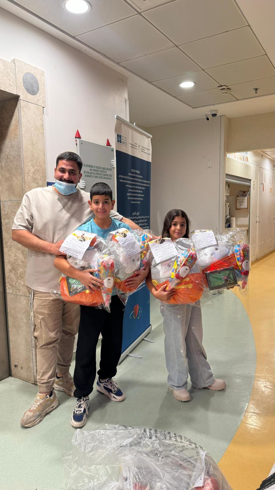חלוקת מארזים בבית חולים לילדים