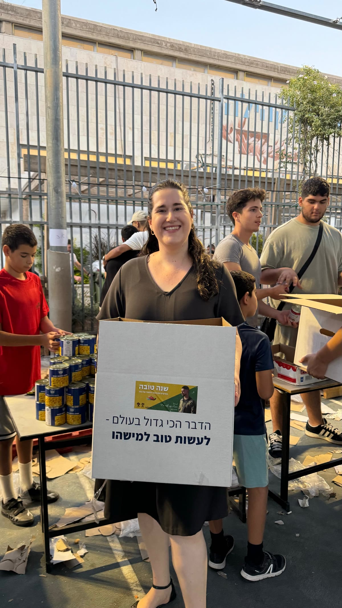 מתנדבת מחזיקה ארגז פעילות לזכר נווה